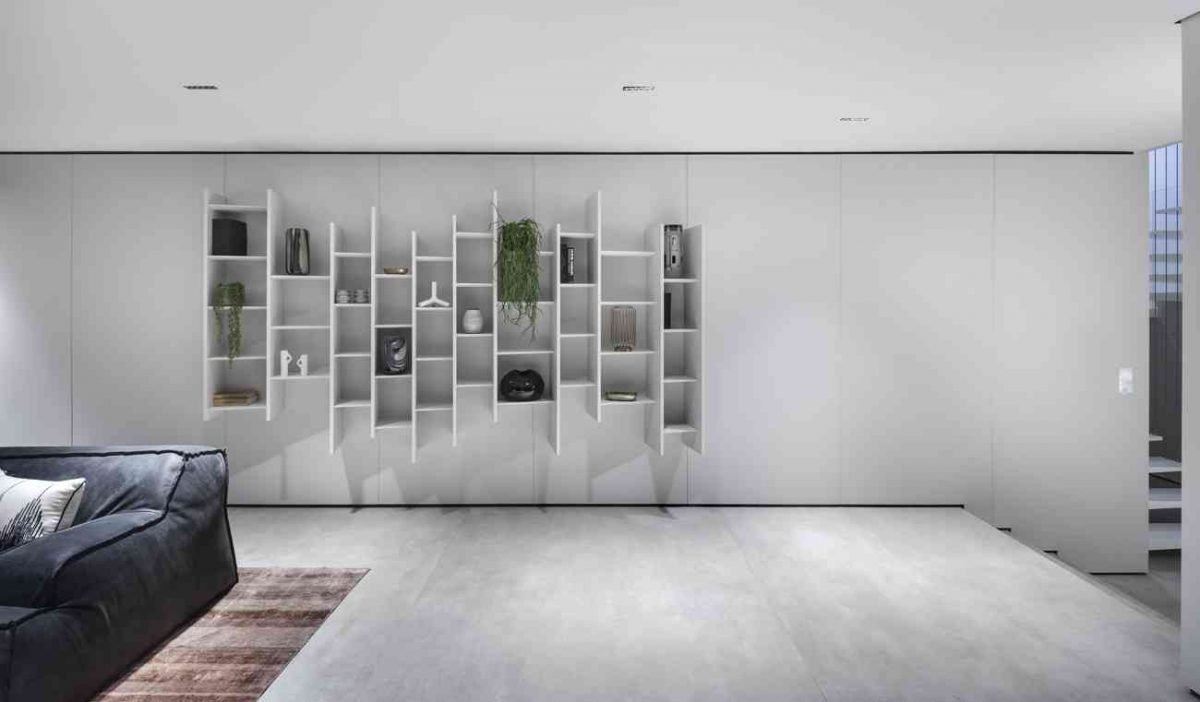 Simoene Architects Ltd – Central Israel תאורת מדפים בקיר בעיצובו של קמחי דורי